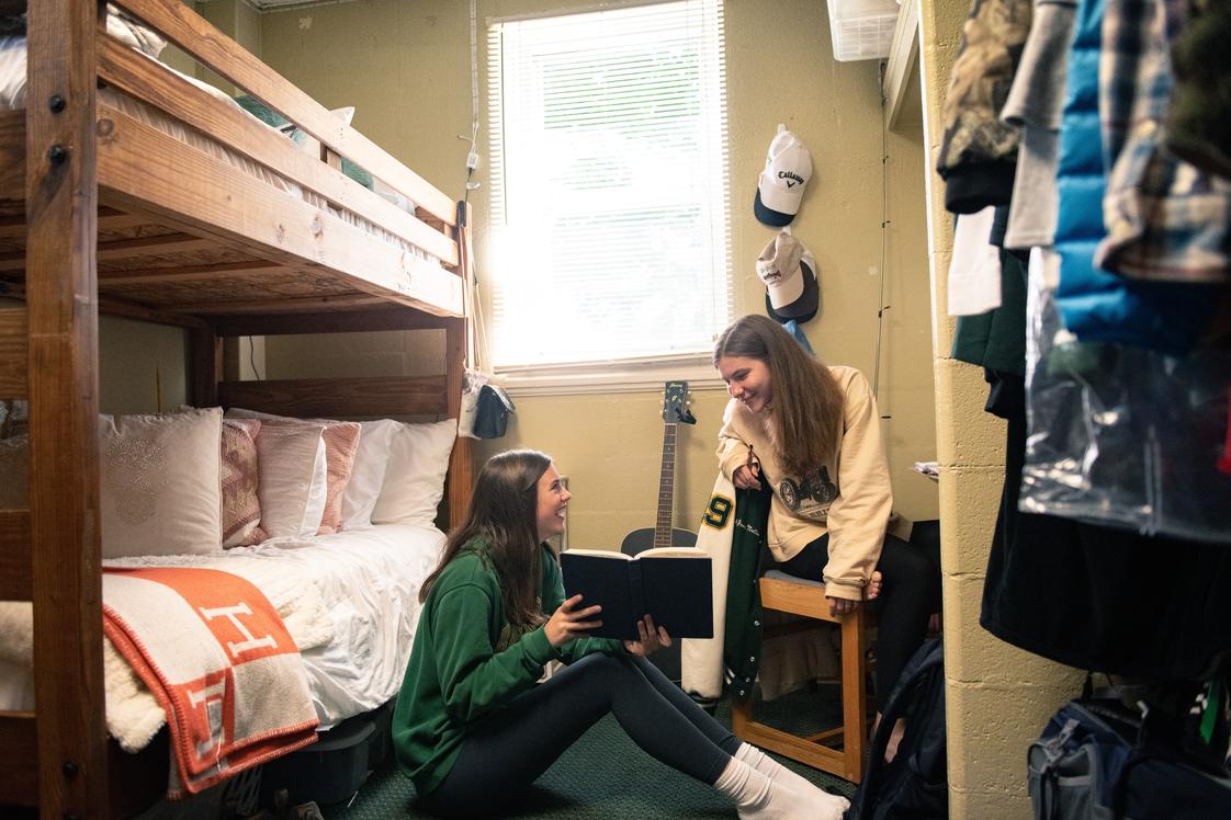 Duas estudantes conversando em um quarto de dormitório